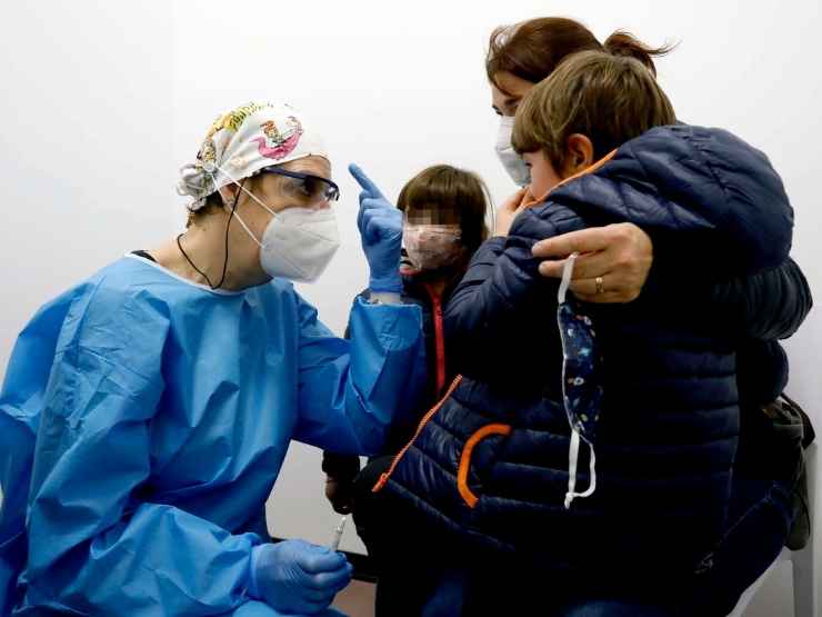 Un medico ed alcuni piccoli pazienti in ospedale