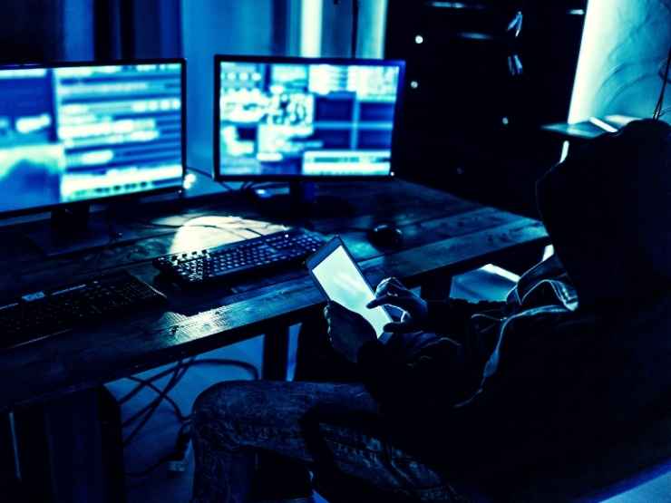 Un uomo al computer nel buio, lo scandalo Mia moglie