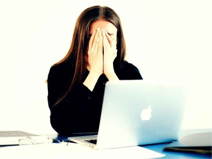 Una donna si dispera al computer, lo scandalo Mia moglie