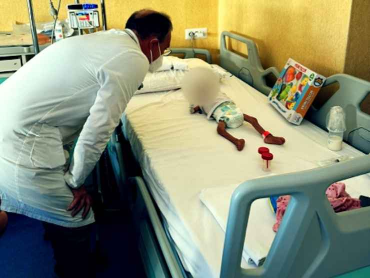 Uno dei bimbi palestinesi giunti all'ospedale Santobono di Napoli
