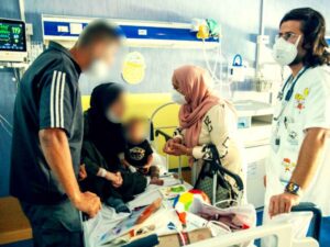 Uno dei bimbi palestinesi insieme alla mamma e ai medici giunti all'ospedale Santobono di Napoli