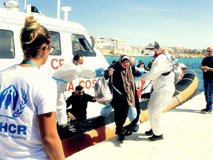 Uno sbarco di migranti, nuova tragedia al largo di Lampedusa
