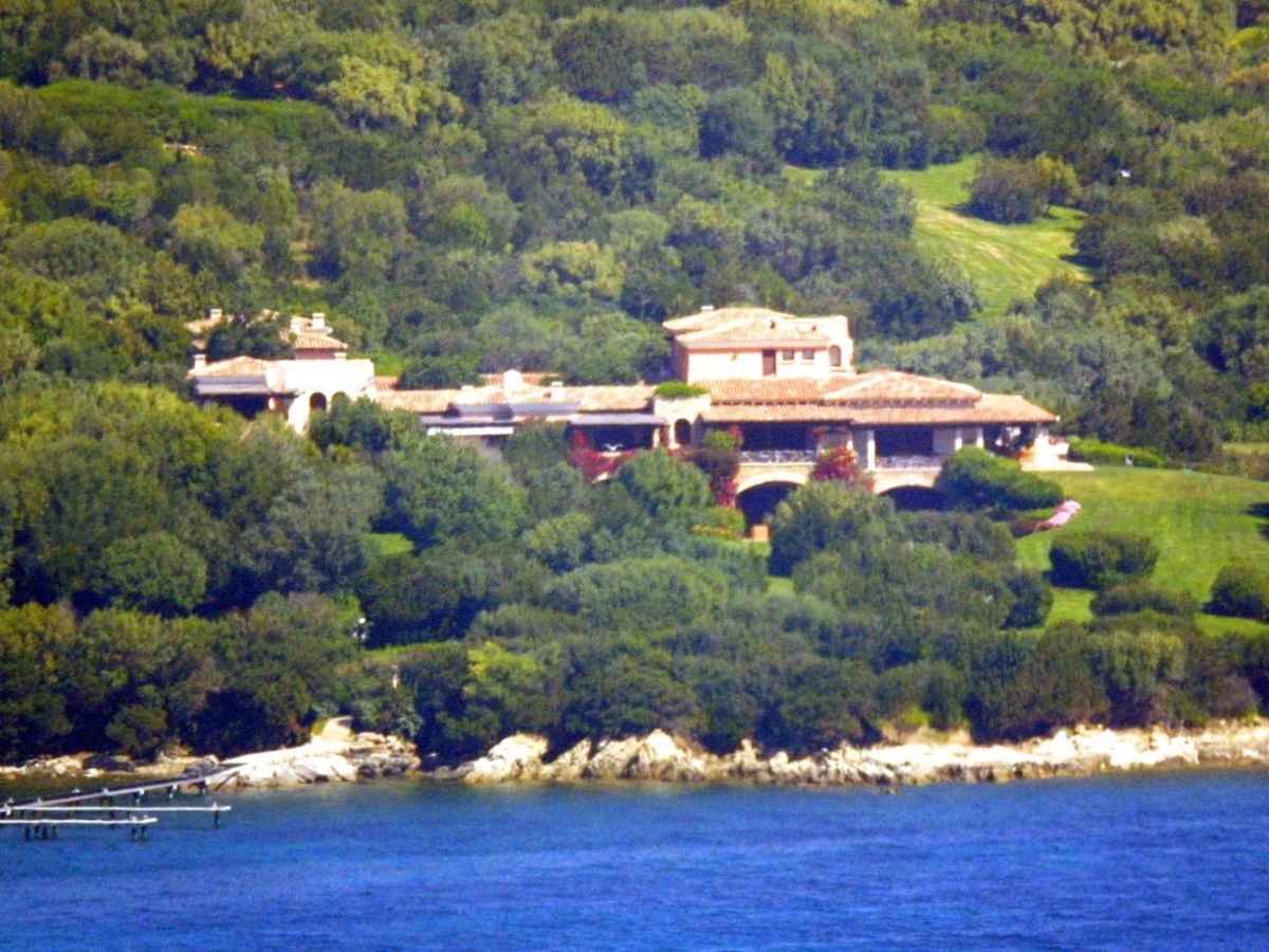 La fine di un’era: la Villa Certosa di Berlusconi verso la vendita. Un arabo misterioso vuole comprarla