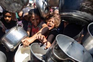 civili gaza con pentole