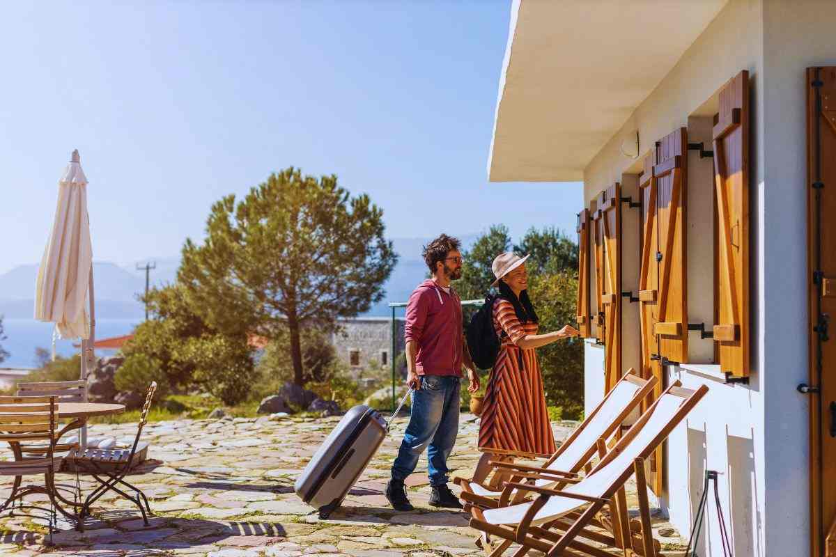 Caos case vacanze a Gallipoli, blitz della Guardia di Finanza: 9 turisti in 50 metri quadrati