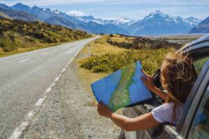 auto su strada e mappa