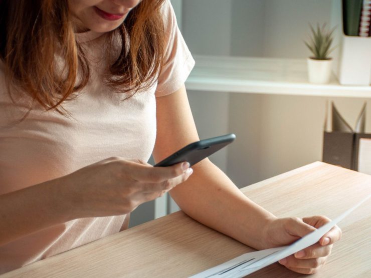 ragazza riesce a scannerizzare documento con smartphone