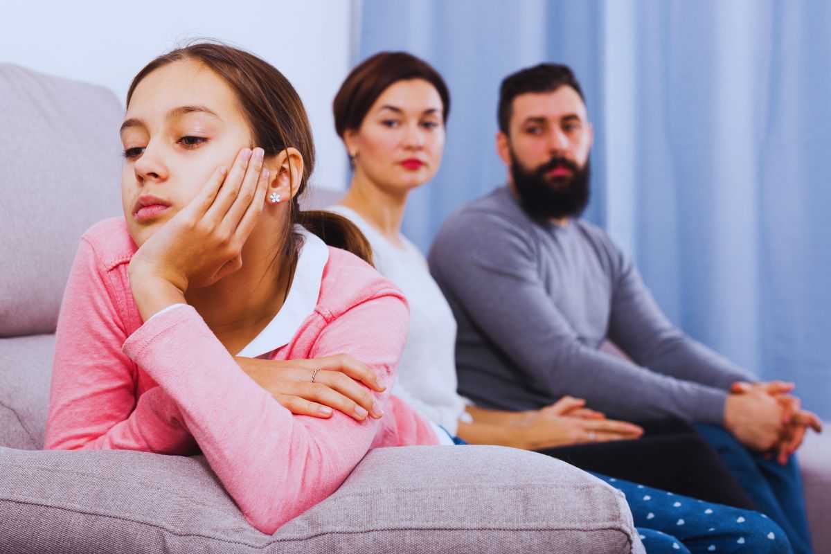 ragazzina con i genitori