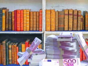 sfondo libreria libri antichi e banconote 500 euro