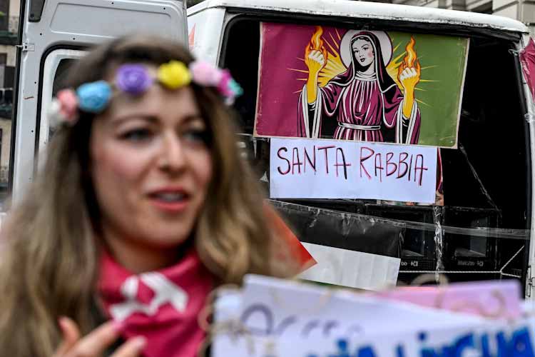 donna a una manifestazione