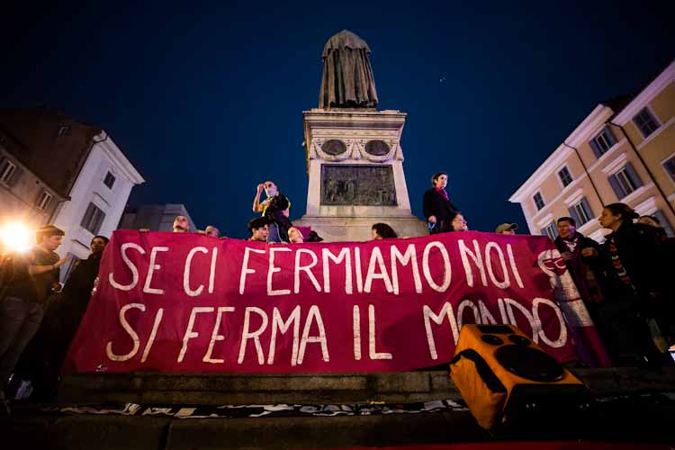 striscione durante una manifestazione