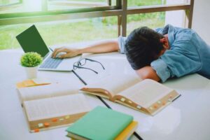 ragazzo disperato che studia