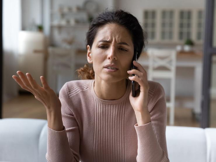 donna arrabbiata al telefono