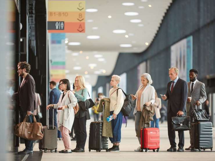 persone in fila all'aeroporto 