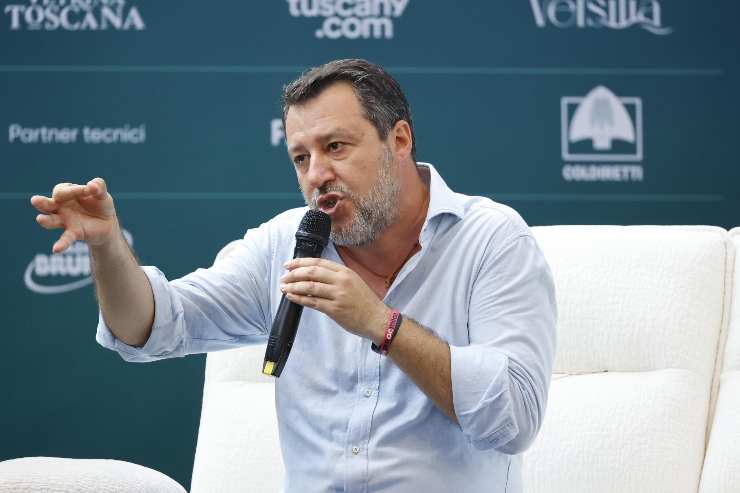 salvini parla al microfono