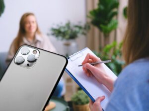 sfondo seduta da psicologa e smartphone a faccia in giù