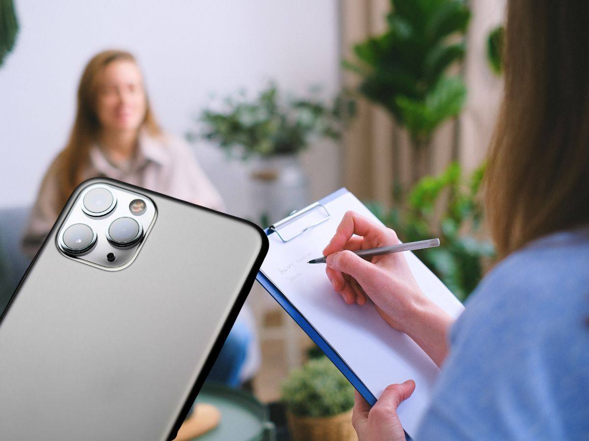 Molti hanno l’abitudine di mettere lo smartphone a testa in giù: secondo gli psicologi lo fanno per un motivo ben preciso Molti hanno l’abitudine di mettere lo smartphone a testa in giù: secondo gli psicologi lo fanno per un motivo ben preciso