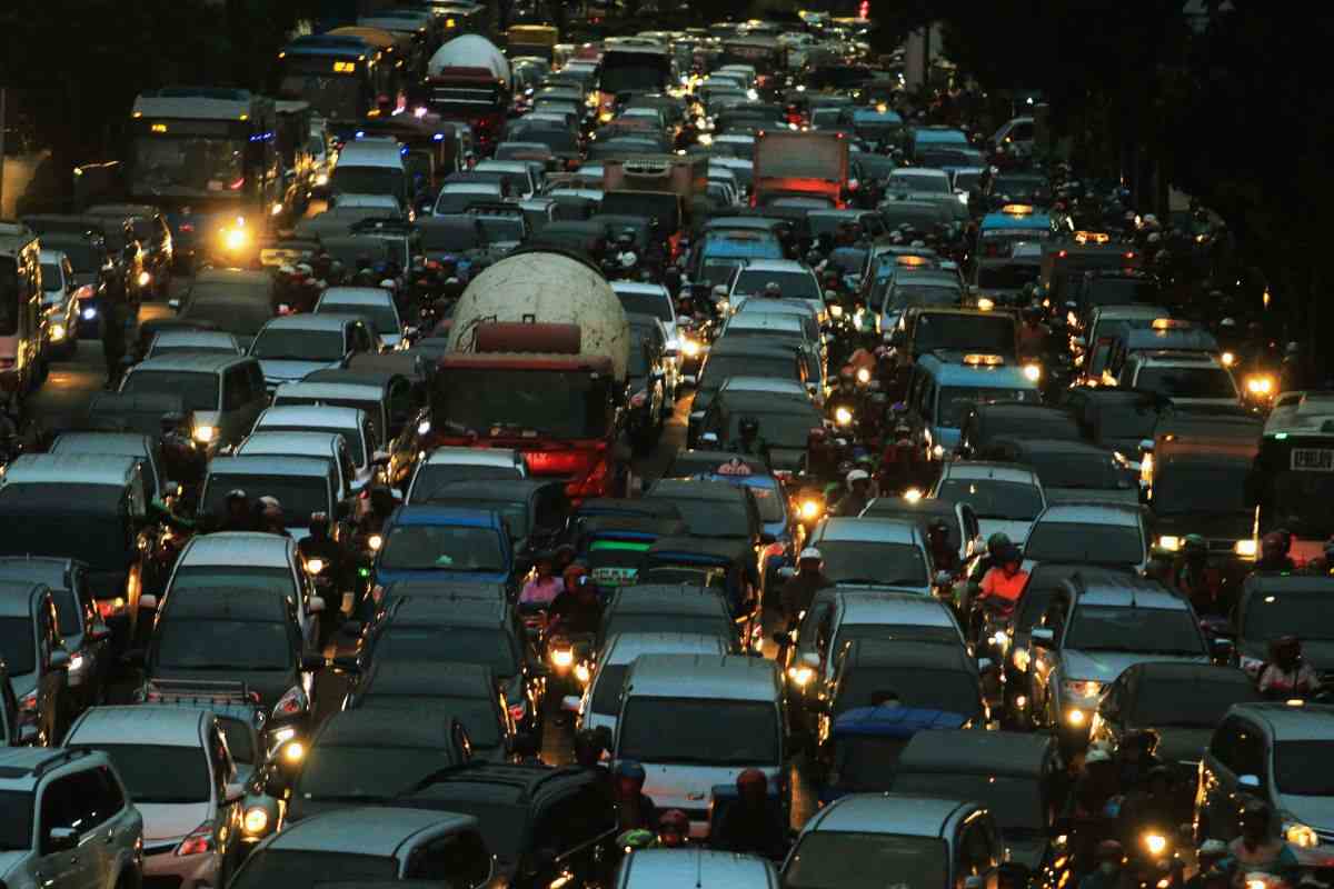 Traffico e maltempo, autostrade condizionate dalla pioggia: gli orari da evitare per il rientro