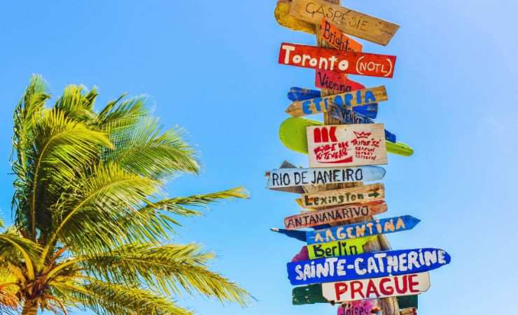 spiaggia e cartelli città