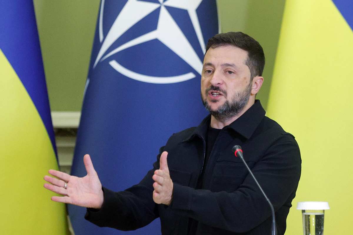 Guerra in Ucraina, Zelensky in cerca di garanzie mentre Salvini attacca Macron Guerra in Ucraina, Zelensky in cerca di garanzie mentre Salvini attacca Macron