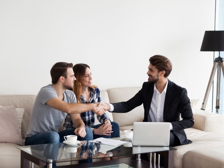 Agente immobiliare con una coppia che cerca casa