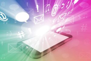 illustrazione di uno smartphone con tanti loghi di app da scaricare