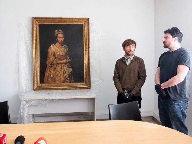 L'esperto d'arte Ariel Bassano parla con i giornalisti del Ritratto della Signora