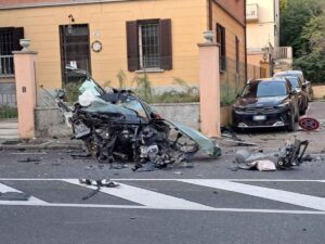 Bologna, l'auto schiantata contro un palo dopo un inseguimento con la polizia