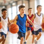 Bambini in palestra giocano a basket