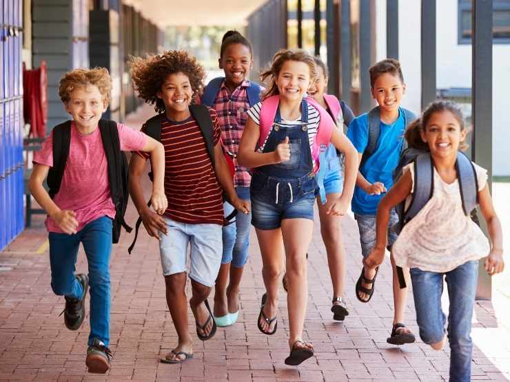 Bimbi ritornano in classe e ne sono felici