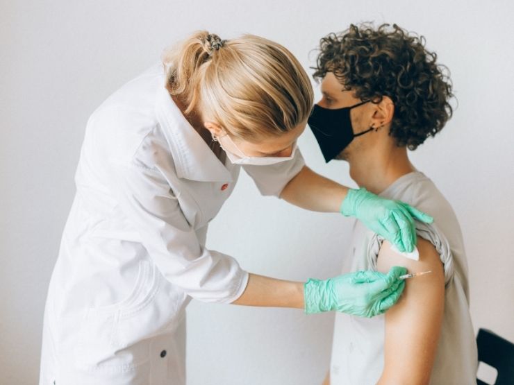 Bambino si fa visitare dalla pediatra