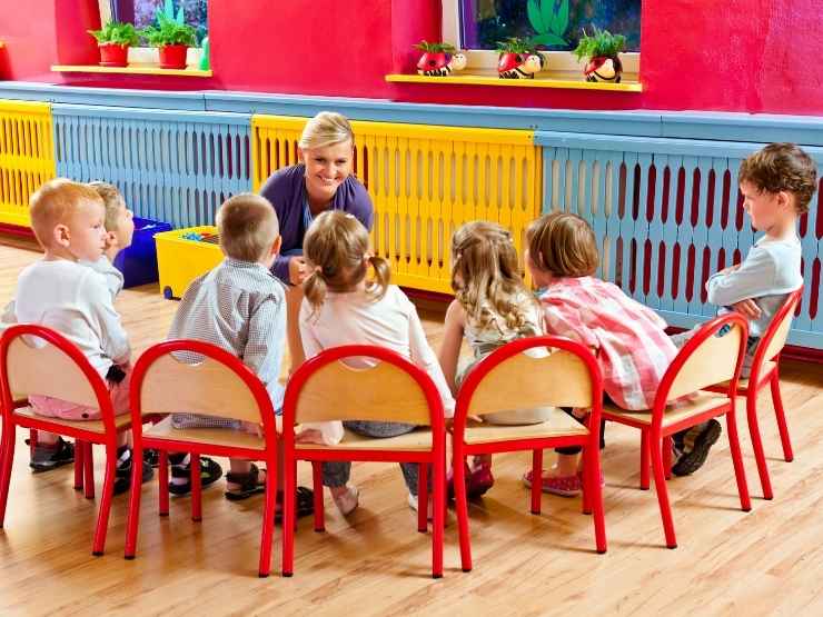 Bimbi all'asilo con la maestra
