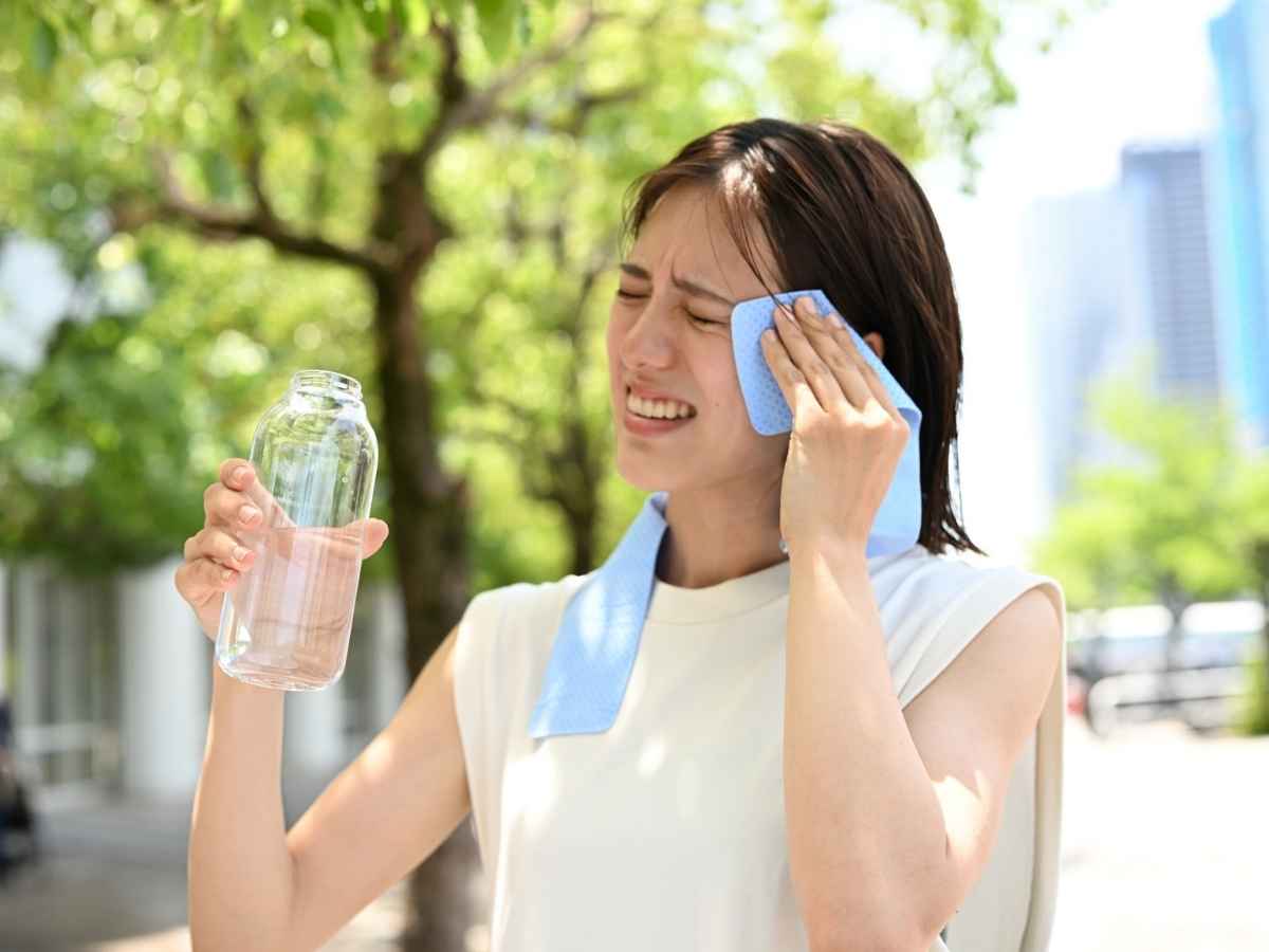 Ragazza fa jogging mentre all'aperto fa molto caldo