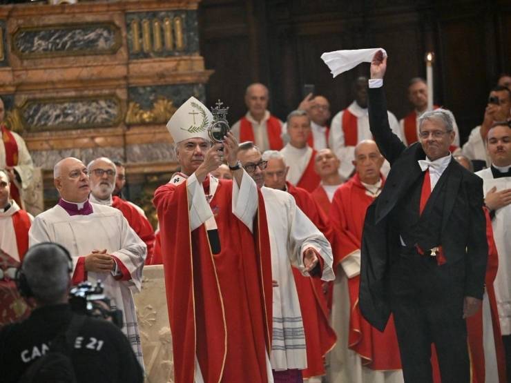Cardinale Mimmo Battaglia con l'ampolla del sangue di San Gennaro