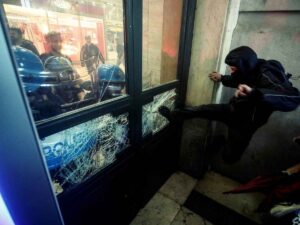 Corteo pro Pal, scontri alla stazione centrale di Milano