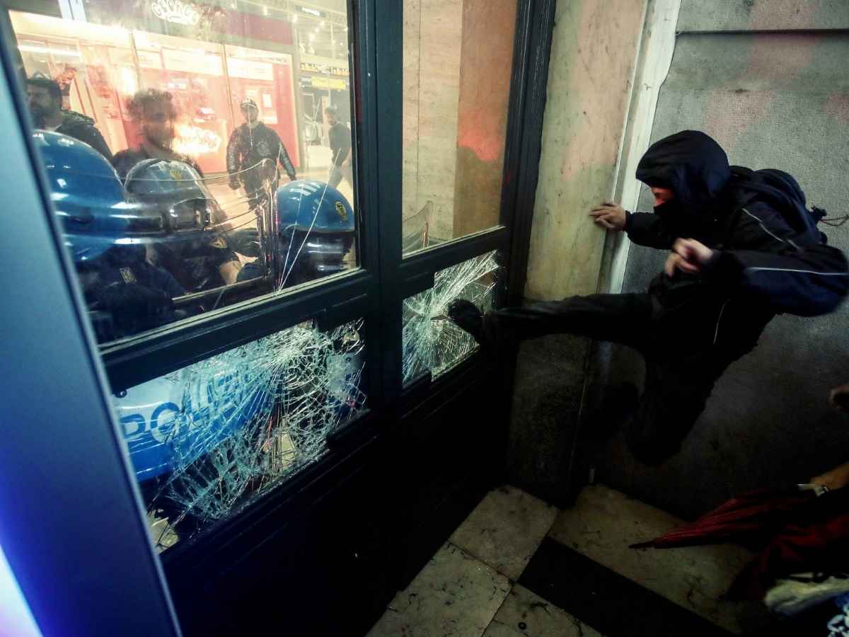 Sciopero per Gaza, assalto alla stazione di Milano: scontri con la polizia. La Lega: “Sono terroristi” Sciopero per Gaza, assalto alla stazione di Milano: scontri con la polizia. La Lega: “Sono terroristi”