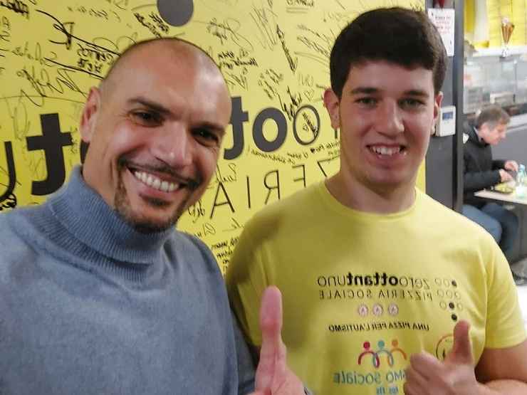 Diego Mancini con un ragazzo del progetto pizzeria