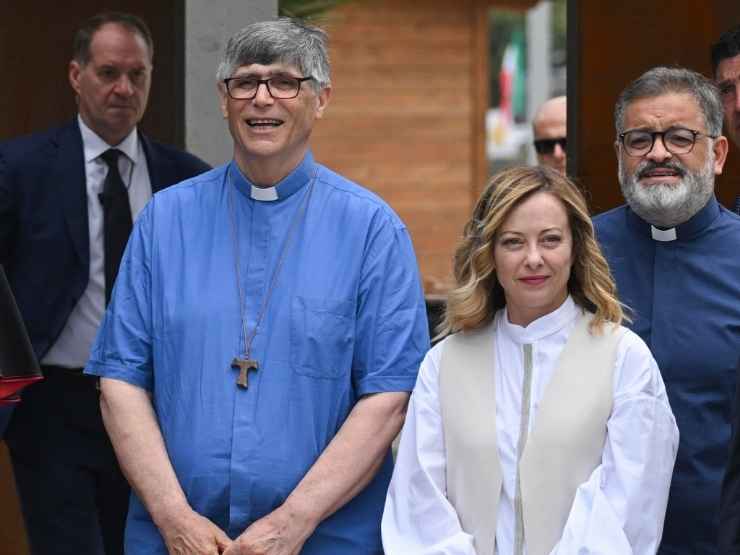 Don Maurizio Patriciello, parroco del Parco Verde di Caivano, e la premier Giorgia Meloni