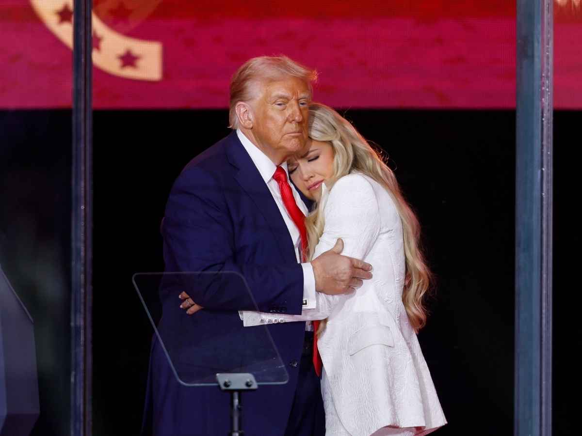 Charlie Kirk, in 200mila ai funerali dell’attivista. La vedova: “Perdono l’assassino”. Trump: “Un martire, un eroe americano” Charlie Kirk, in 200mila ai funerali dell’attivista. La vedova: “Perdono l’assassino”. Trump: “Un martire, un eroe americano”