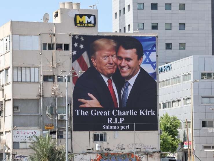 Un manifesto che ritrae Donald Trump e Charli Kirk in un abbraccio