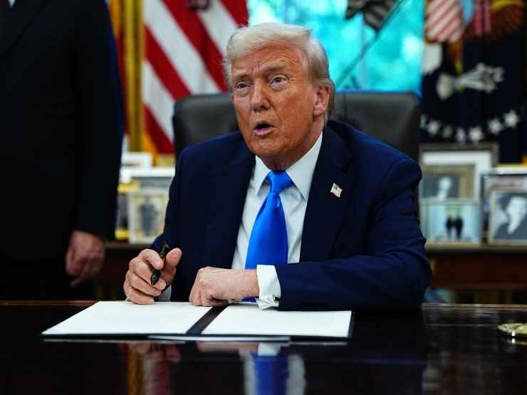 Donald Trump firma l'ordine esecutivo sulla Gold card