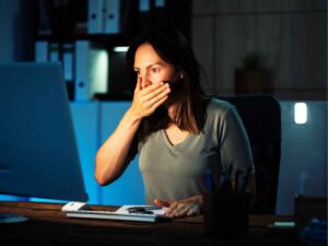 Donna scioccata al computer, pronta la maxi inchiesta sui siti sessisti