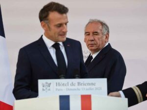 Emmanuel Macron e Francois Bayrou, la Francia è in piena crisi