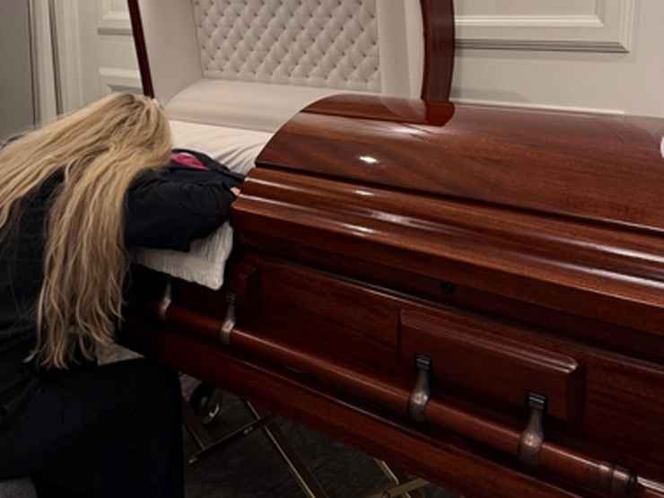 Erika Kirk, la vedova di Charlie, piange sul corpo del marito nella bara