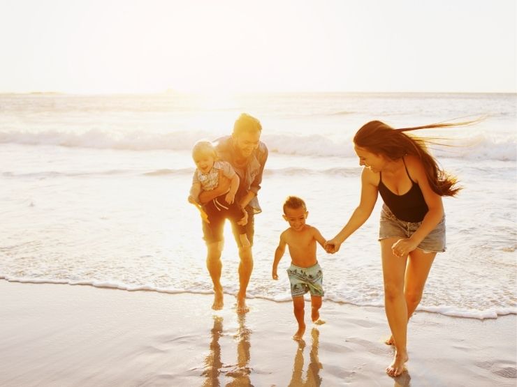 Famiglia al mare in vacanza
