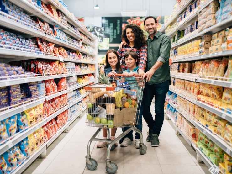 Famiglia fa la spesa al supermercato