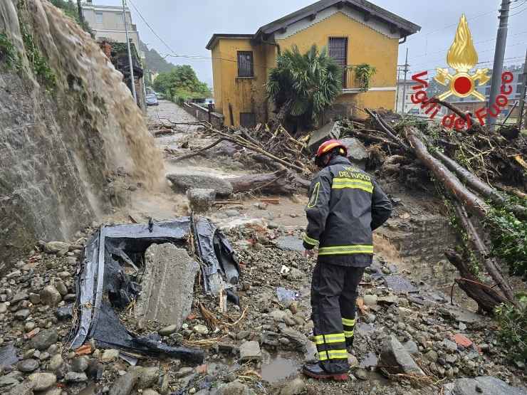 Intervento dei vigili del fuoco per una frana in provincia di Como