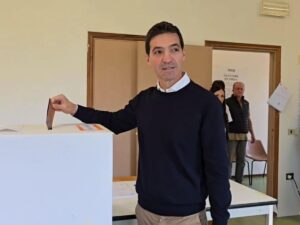 Francesco Acquaroli vota alle regionali