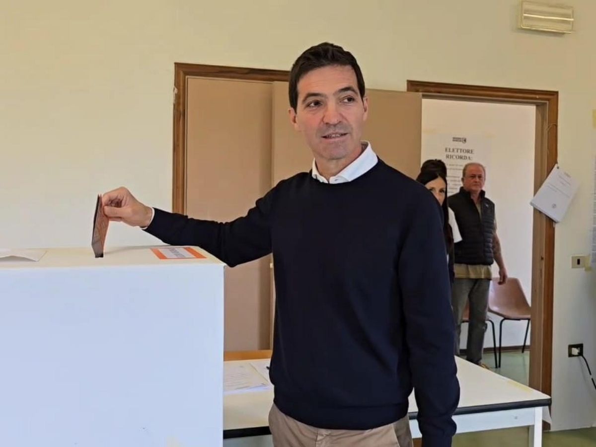 Regionali Marche, Acquaroli confermato presidente. L’affondo di FdI al centrosinistra: “Volevate colpire Meloni, avete perso”