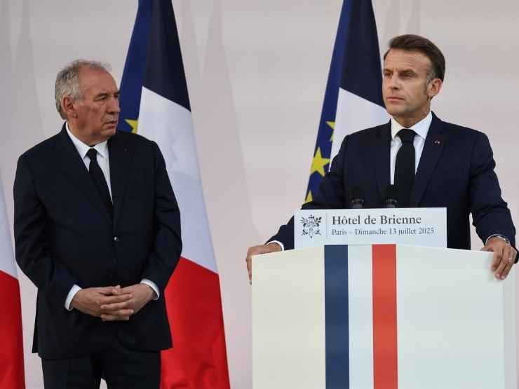 Francois Bayrou e Emmanuel Macron, la Francia è in piena crisi